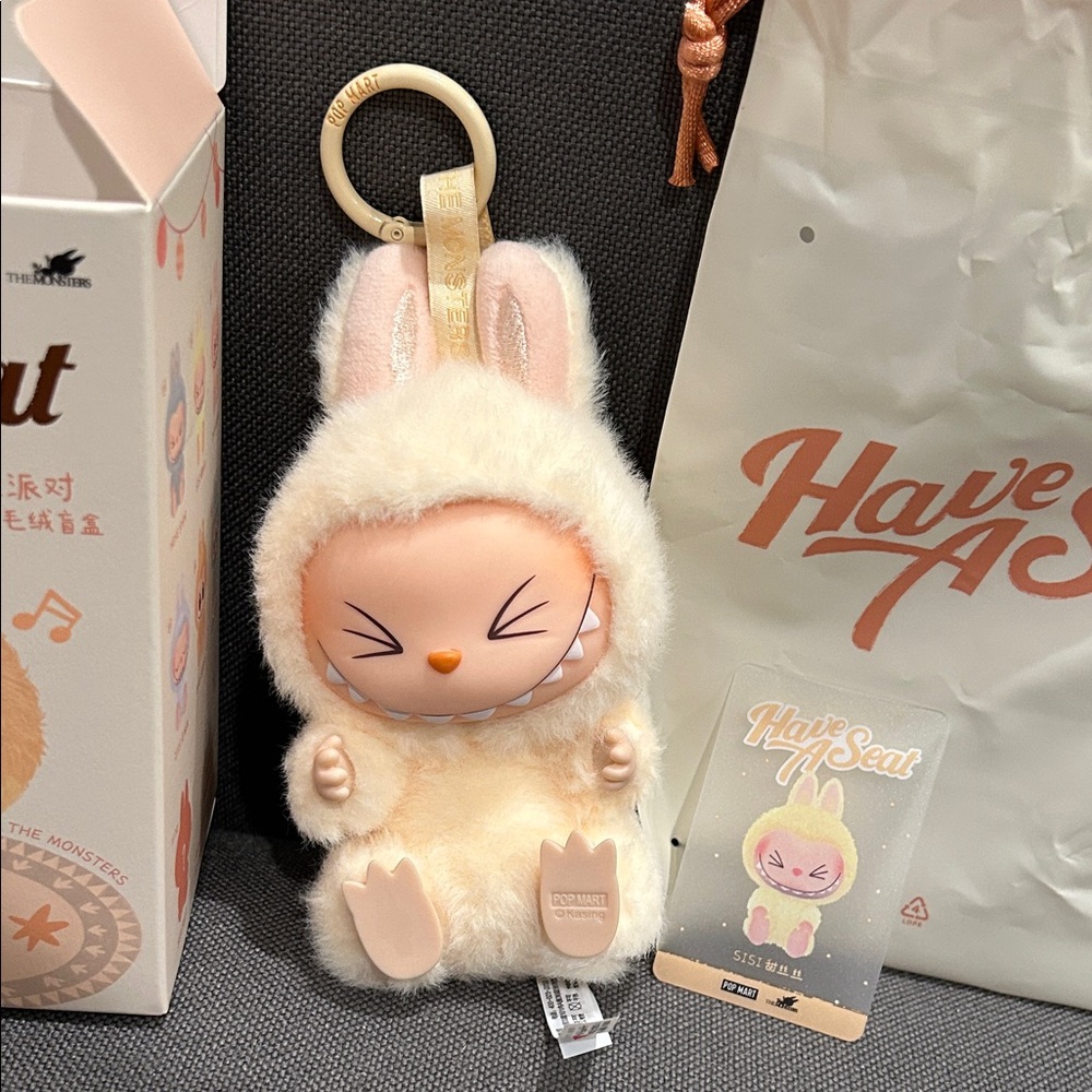 Labubu Have A Seat Sisi - Picture 3 of 7